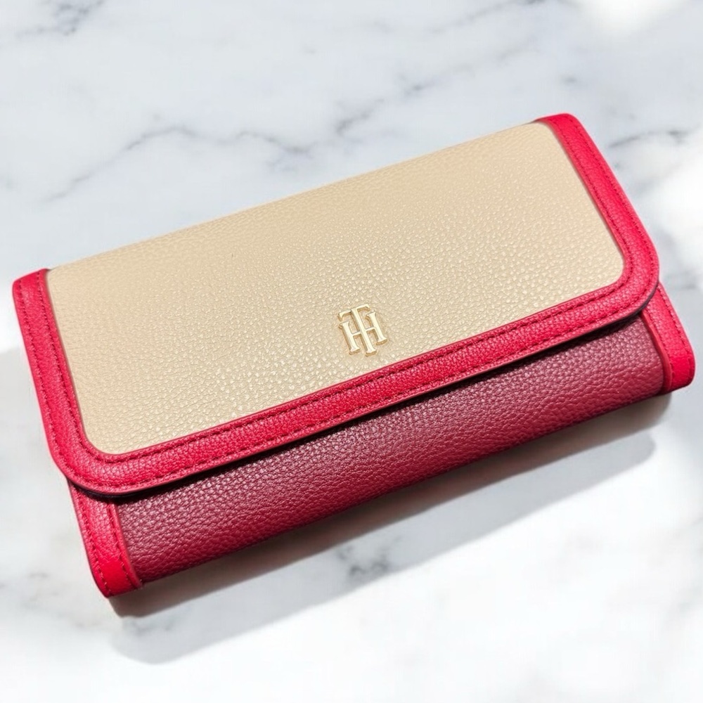 TOMMY HILFIGER
Women's monogram wallet